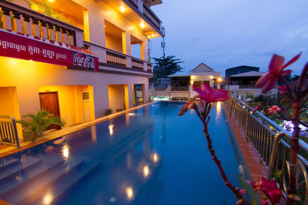 G Eleven Hotel Phnom Penh Exterior photo