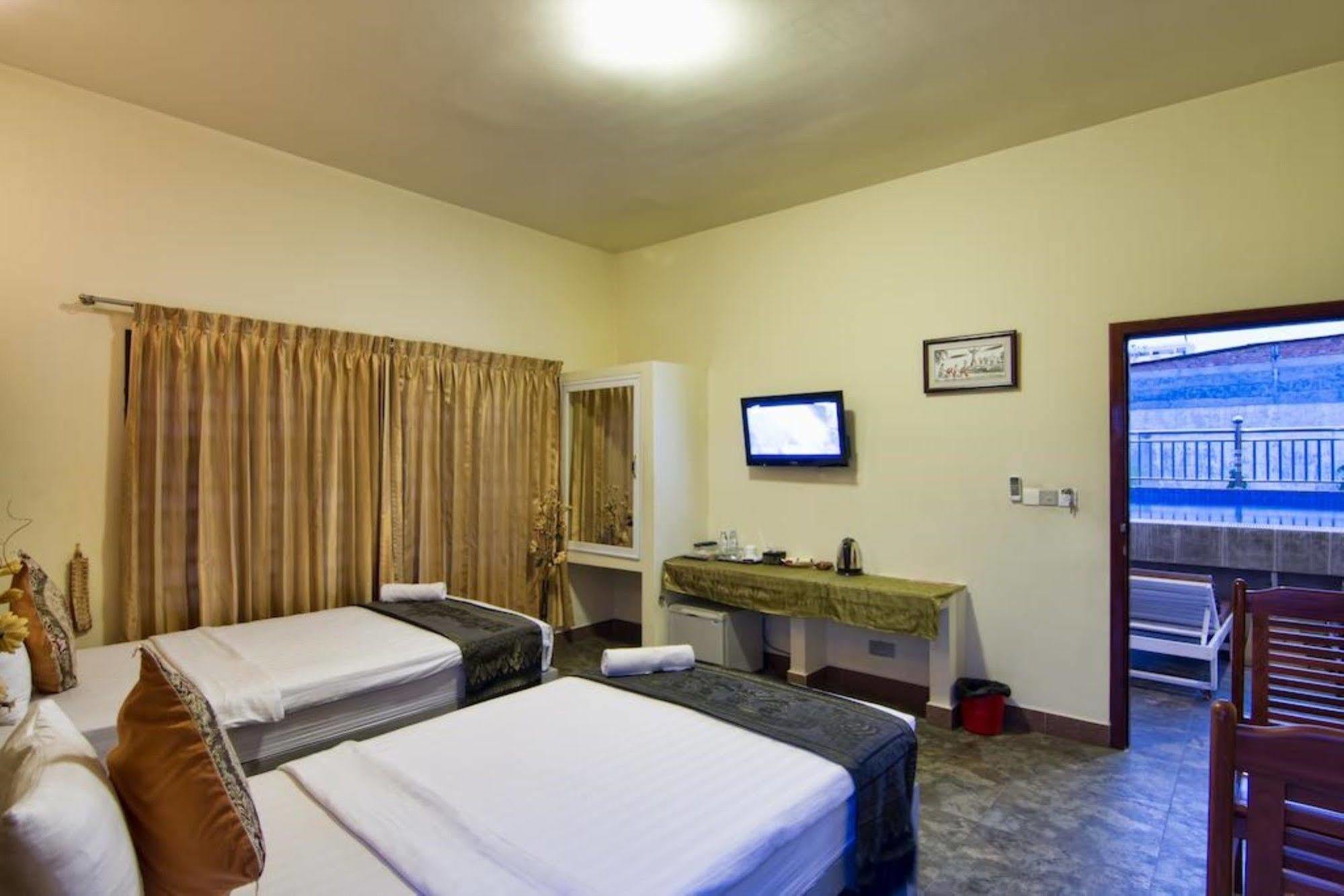 G Eleven Hotel Phnom Penh Exterior photo