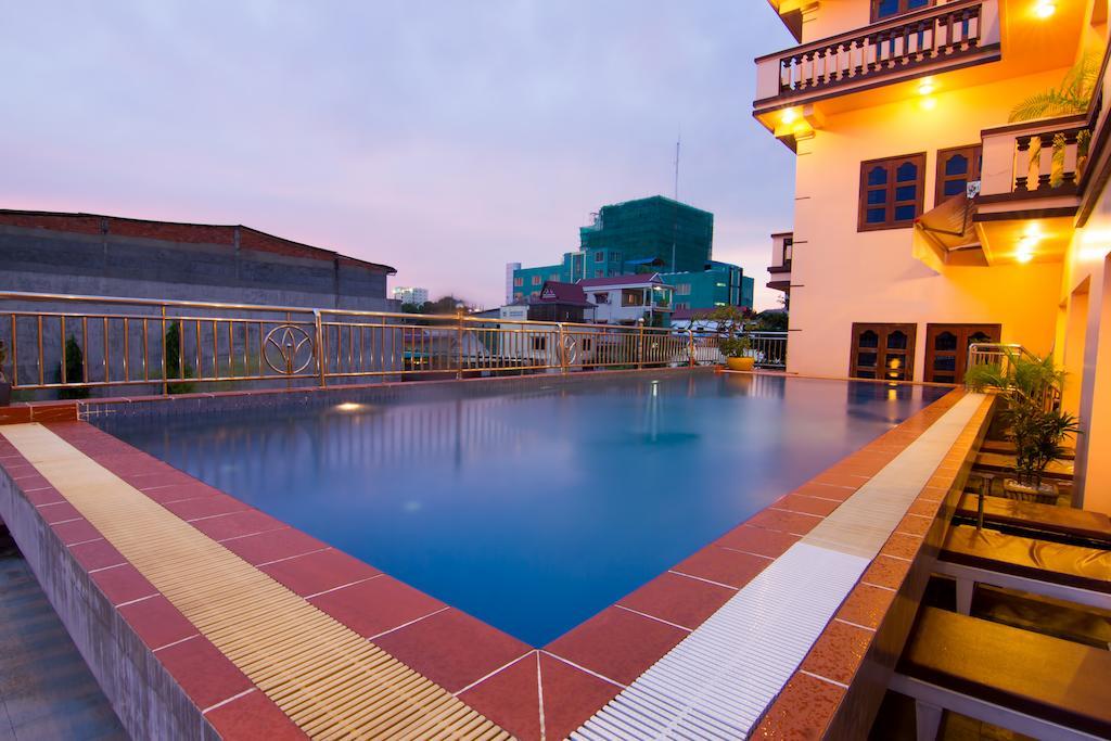 G Eleven Hotel Phnom Penh Exterior photo